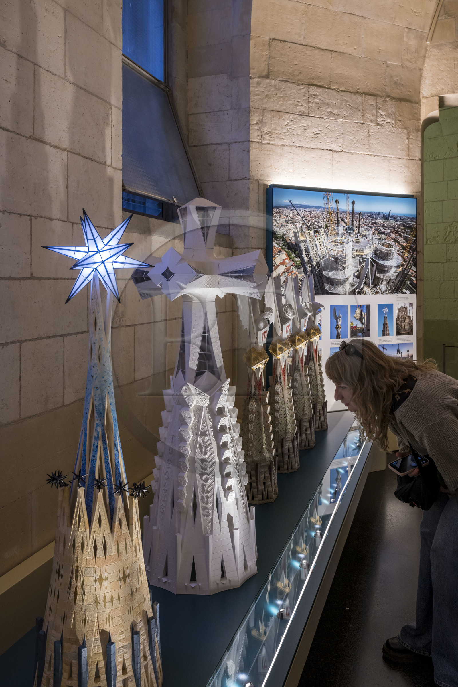 Espagne, Catalogne, Barcelone, quartier de l'Eixample, basilique de la Sagrada Familia de l'architecte du modernisme catalan Antoni Gaudi classée Patrimoine Mondial de l'UNESCO, maquettes des sommets de différentes tours exposées dans la partie muséale