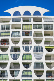 France, Hérault (34), La Grande-Motte, labellisé patrimoine du XXème siècle, quartier du Couchant à l'ouest du port, l'immeuble Le Poseidon des architectes Gilles et Jean Balladur, appartenant au style architectural féminin appelé bonnet d’évêques