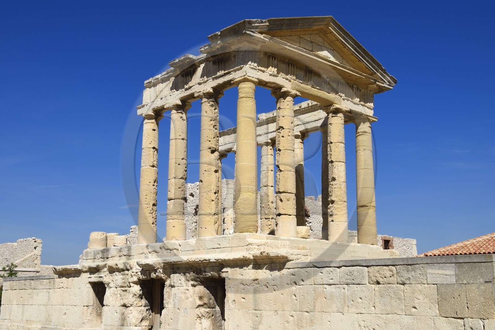 France, Bouches-du-Rhône (13), Marseille, Parc National des Calanques, Archipel des Iles du Frioul, Ile Ratonneau, ruines de l'hopital Caroline et de son église en forme de temple grecque