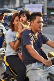 Philippines, province de Nueva Ecija, Bambang, famille sur une moto dans la rue principale