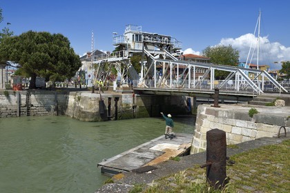 France, Charente-Maritime (17), La Rochelle, le pont à bascule à l'entrée de l'ancien Bassin des Chalutiers