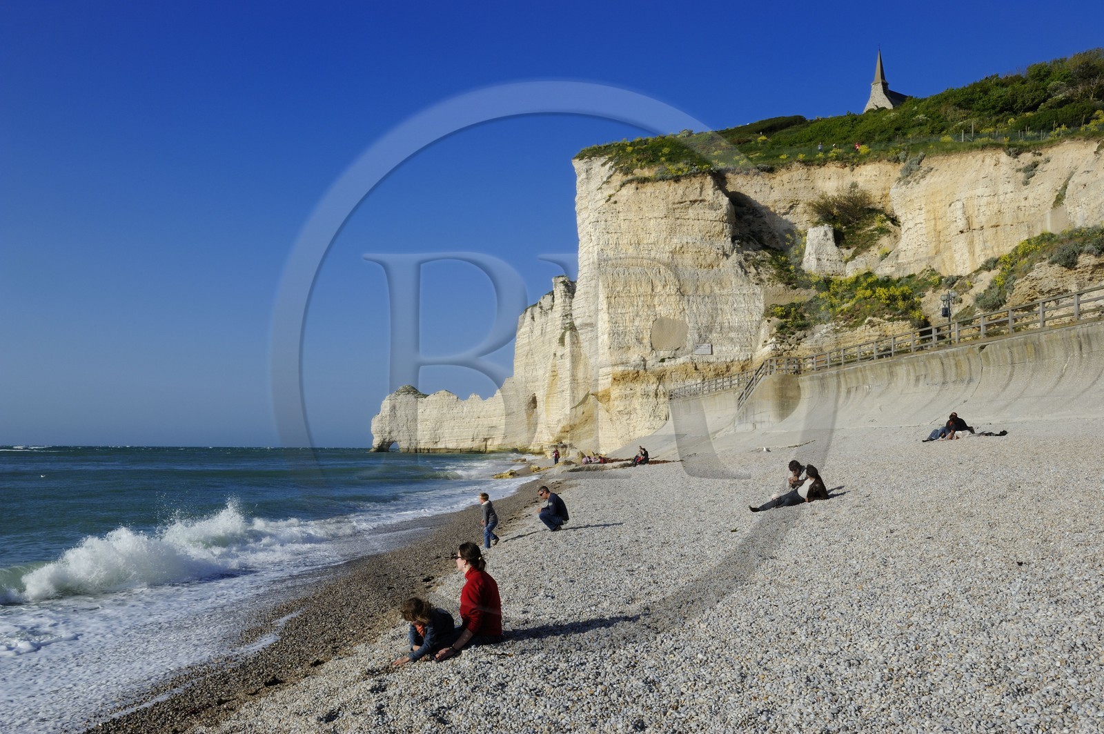 France, Seine-Maritime (76), Pays de Caux, Côte d'Albâtre, Etretat, la falaise d'Amont et l'église Notre-Dame-de-la-Garde depuis la plage de la ville