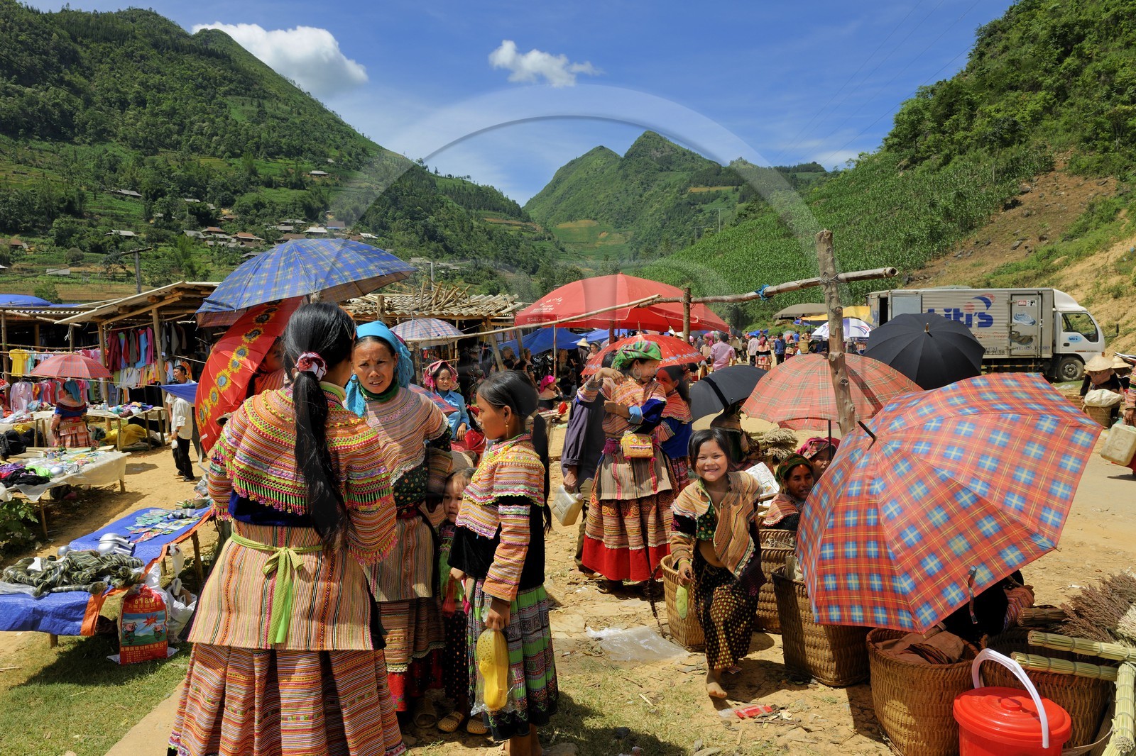 Vietnam, Lao Cai province, Bac Ha district, Can Cau market, women from the Flower Hmong minority