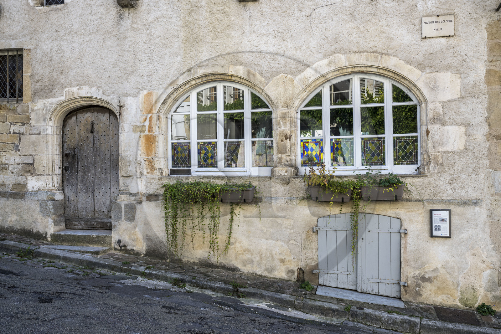 France, Yonne (89), parc naturel régional du Morvan, Vézelay, classé au Patrimoine Mondial de l'UNESCO, labellisé Les Plus Beaux Villages de France, point de départ de l'une des principales voies de pèlerinage de Saint-Jacques-de-Compostelle, la Maison des Colombs des XVe-XVIe siècle