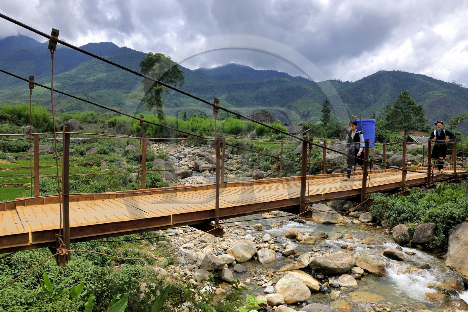 Vietnam, province de Lao Cai, région Nord-Ouest de Sapa, village de Mong Xoa de la minorité Hmong Bleu, pont suspendu à l'entrée du village