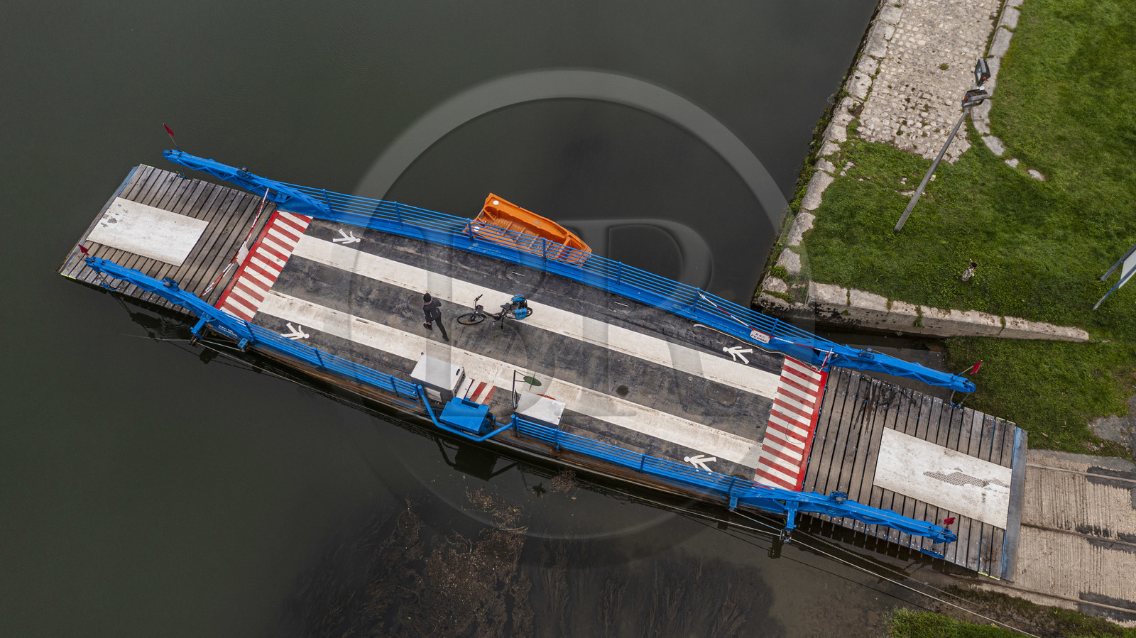 France, Charente-Maritime (17), Chaniers, bac permettant le passage sur la Charente et cycliste sur la véloroute La Flow Vélo (vue aérienne)