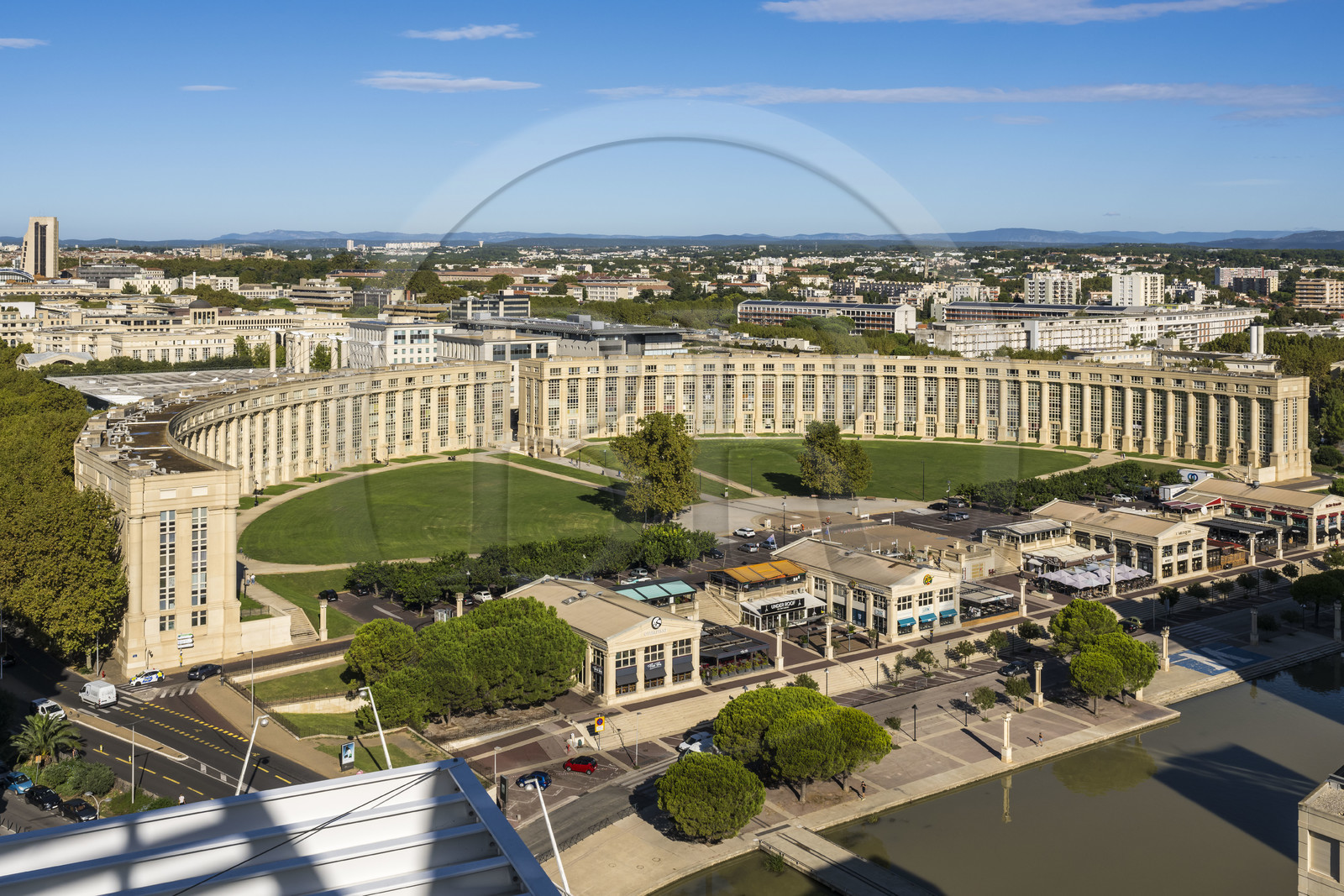 France, Hérault (34), Montpellier, quartier d'Antigone conçu par l'architecte catalan Ricardo Bofill, immeubles à colonnades sur la place de l'Europe