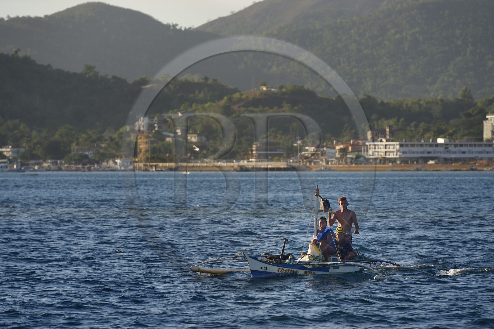 Philippines, Calamian Islands dans le nord de Palawan, baie de Coron, pirogue à balancier et Busuanga Island en arrière plan