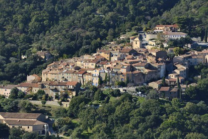 France, Var (83), Presqu'Ile de Saint-Tropez, le village perché de Ramatuelle (vue aérienne)