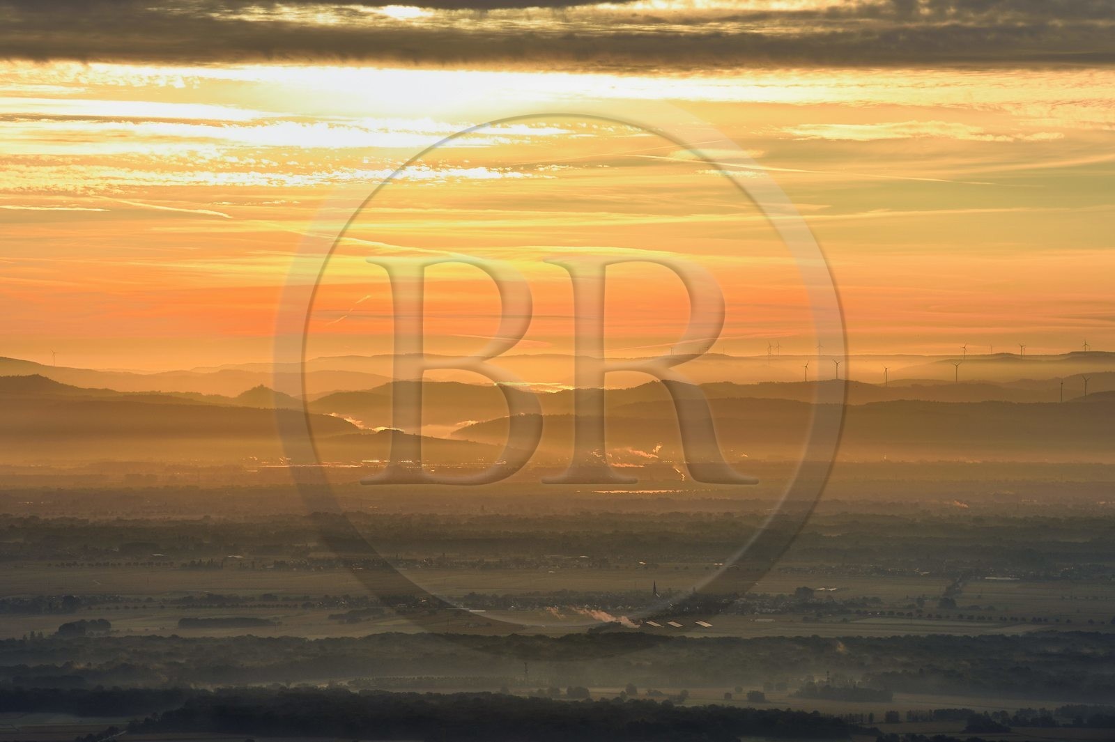 France, Bas-Rhin (67), vue depuis le Mont Saint-Odile, la plaine d'Alsace et la Forêt Noire en arrière plan