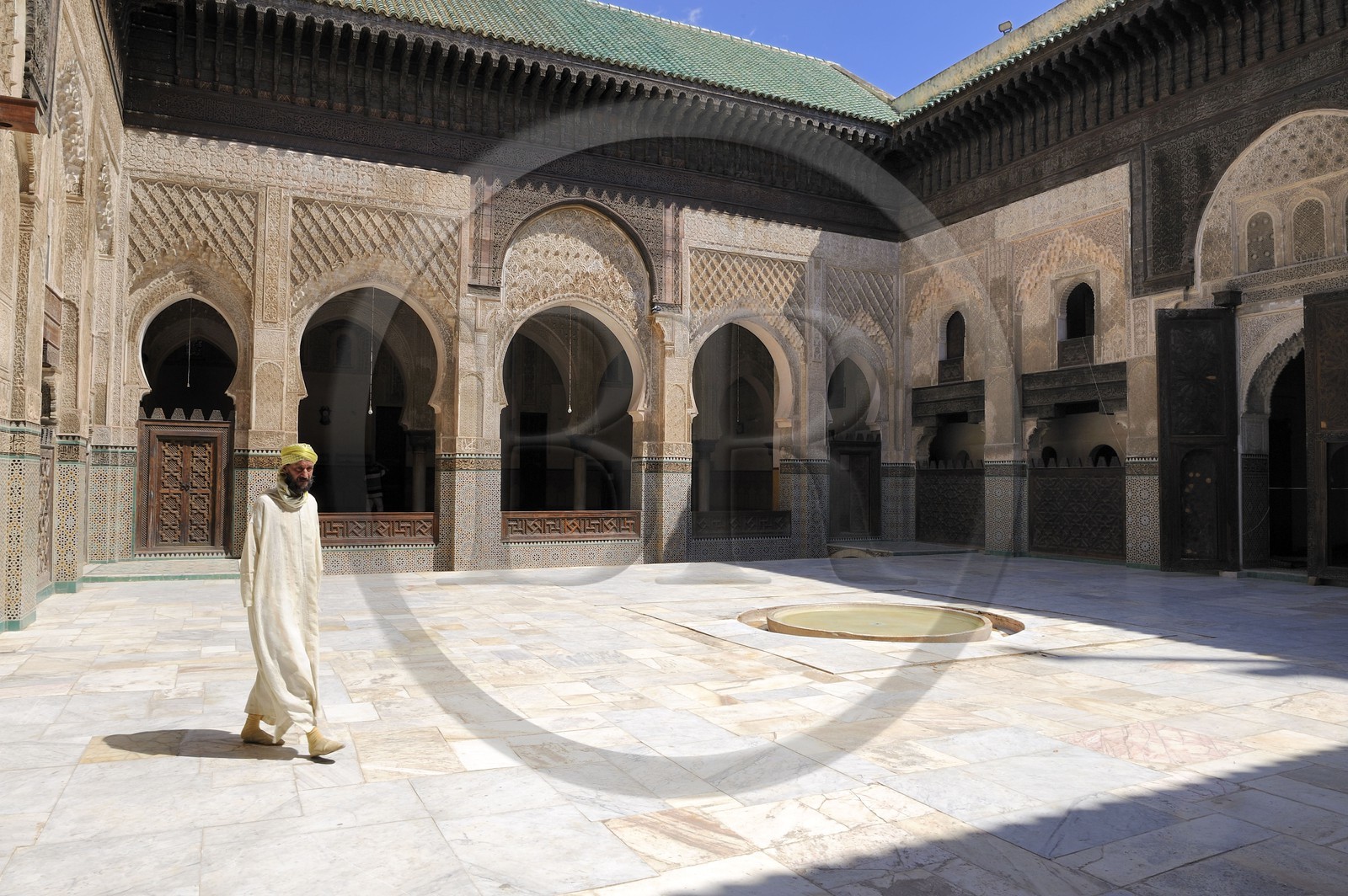 Maroc, Moyen Atlas, Fès, ville impériale, médina classée Patrimoine Mondial de l'UNESCO, Fès el Bali, la médersa Bouananiya ou Bou-Inania, ornementation grandiose de la cour dallé de marbre et d'onyx, des façades au plâtre finement ciselé et aux subtiles zelliges
