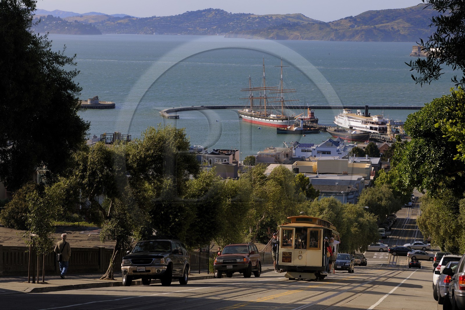Etats-Unis, Californie, San Francisco, quartier de Russian Hill, cable car remontant Hyde street depuis le port