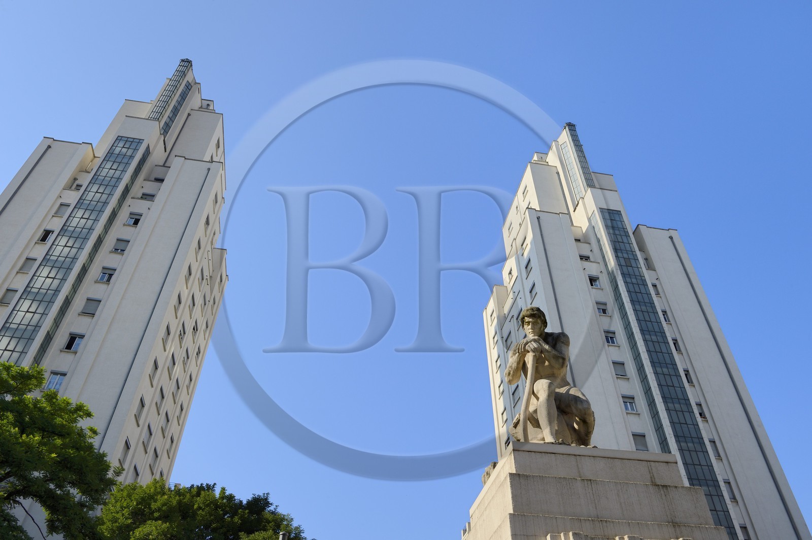 France, Rhône (69), Villeurbanne, ensemble architectural des gratte-ciel construit de 1927 à 1934, le Répit de l’agriculteur œuvre de Jules Pendariès et la perspective des Gratte-ciel