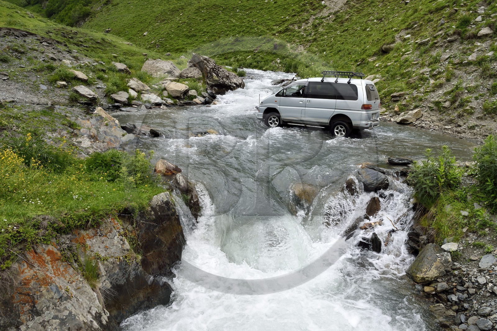 Géorgie, Kakheti, Parc national de Touchétie, vallée de la rivière Alazani dans les montagnes de Pirikiti, voiture franchissant la rivière à gué