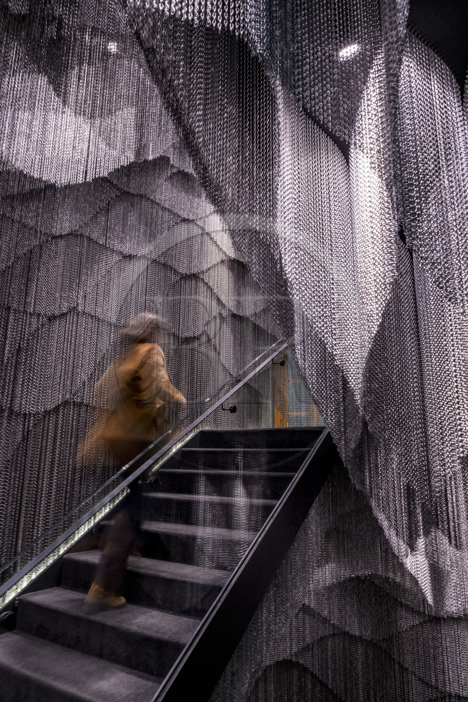 Espagne, Catalogne, Barcelone, quartier de l'Eixample, Passeig de Gracia, Casa Batllo de l'architecte du modernisme catalan Antoni Gaudi, site classé au Patrimoine Mondial de l'UNESCO, descente au sous-sol de la maison crée par l’architecte japonais Kengo Kuma