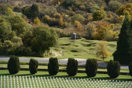 France, Meuse (55), Douaumont, bataille de Verdun, trou d'obus sur abri 320 en bordure de l'ossuaire de Douaumont, nécropole nationale