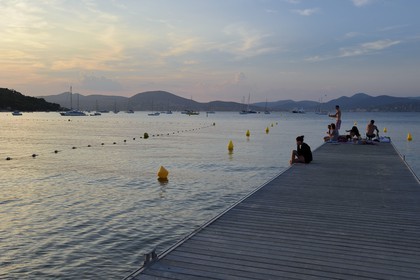 France, Var (83), Saint-Tropez, baie des Canebiers, moments entre amis sur le ponton de la plage des Canebiers