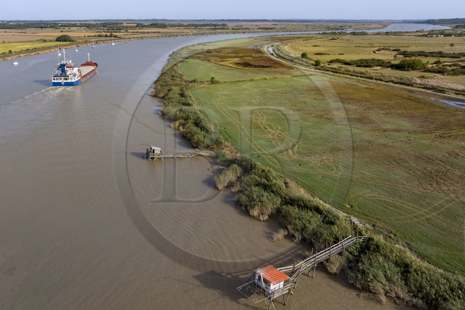France, Charente-Maritime (17), Rochefort et Soubise, cargo naviguant la Charente et cabanes sur pilotis appelées carrelets (vue aérienne)
