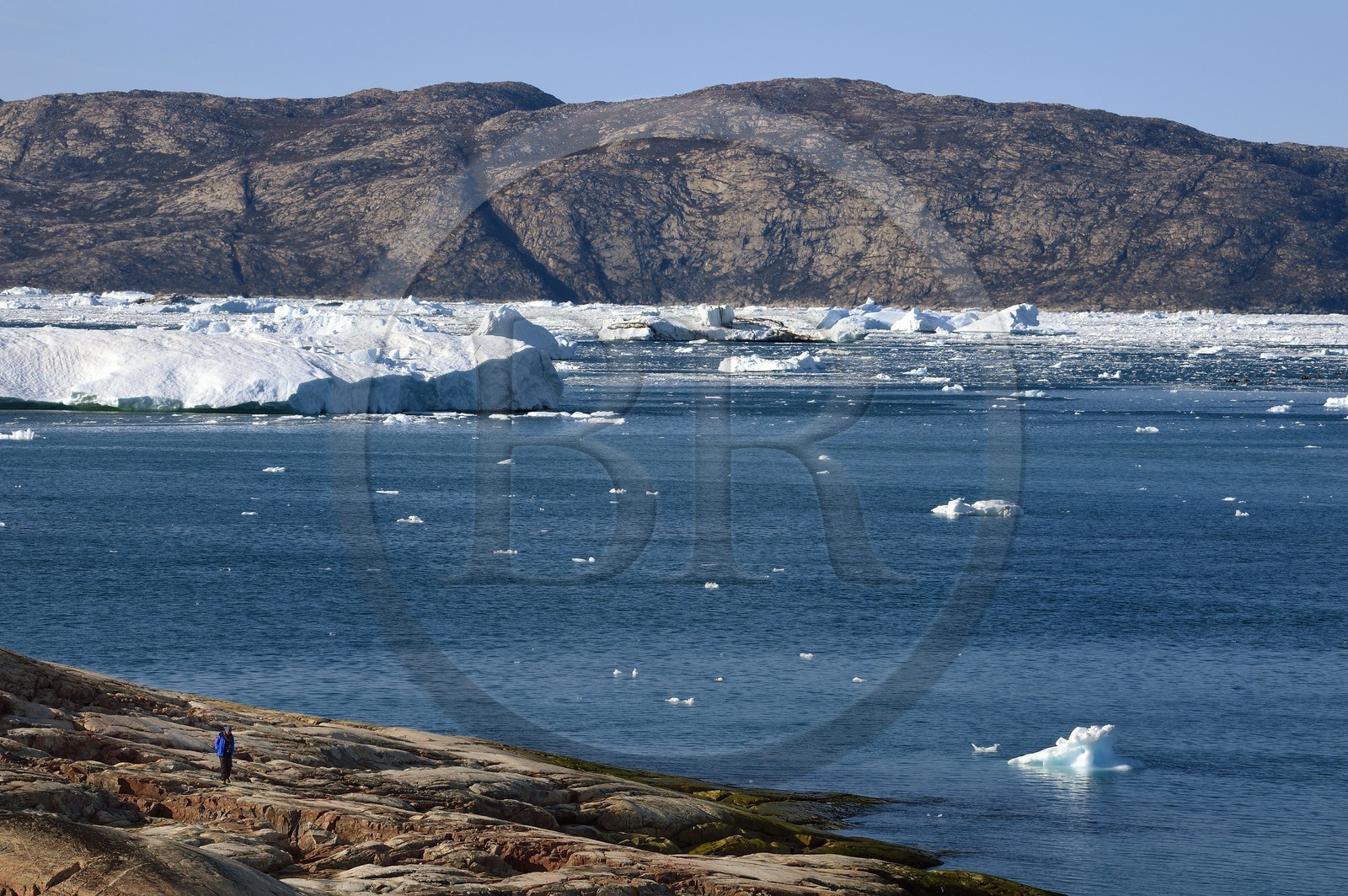 Groenland, cote ouest, baie de Disko, randonneurs sur une ile de la baie de Quervain