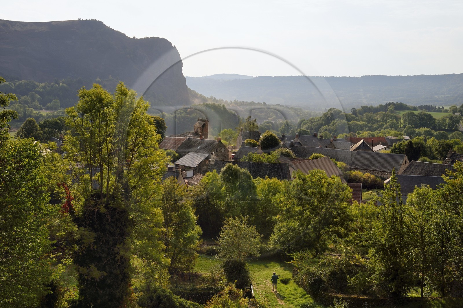 France, Cantal (15), étape sur le chemin de Saint-Jacques de Compostelle par la Via Arverna, le village de Neussargues-Moissac et le Rocher de Laval