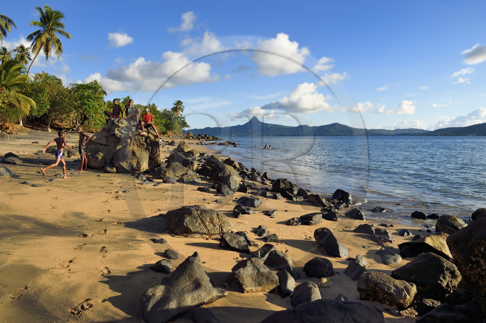France, Ile de Mayotte, Grande-Terre, Sada, enfants jouant sur Tahiti plage (Mtsagnougni) dans la baie de Bouéni