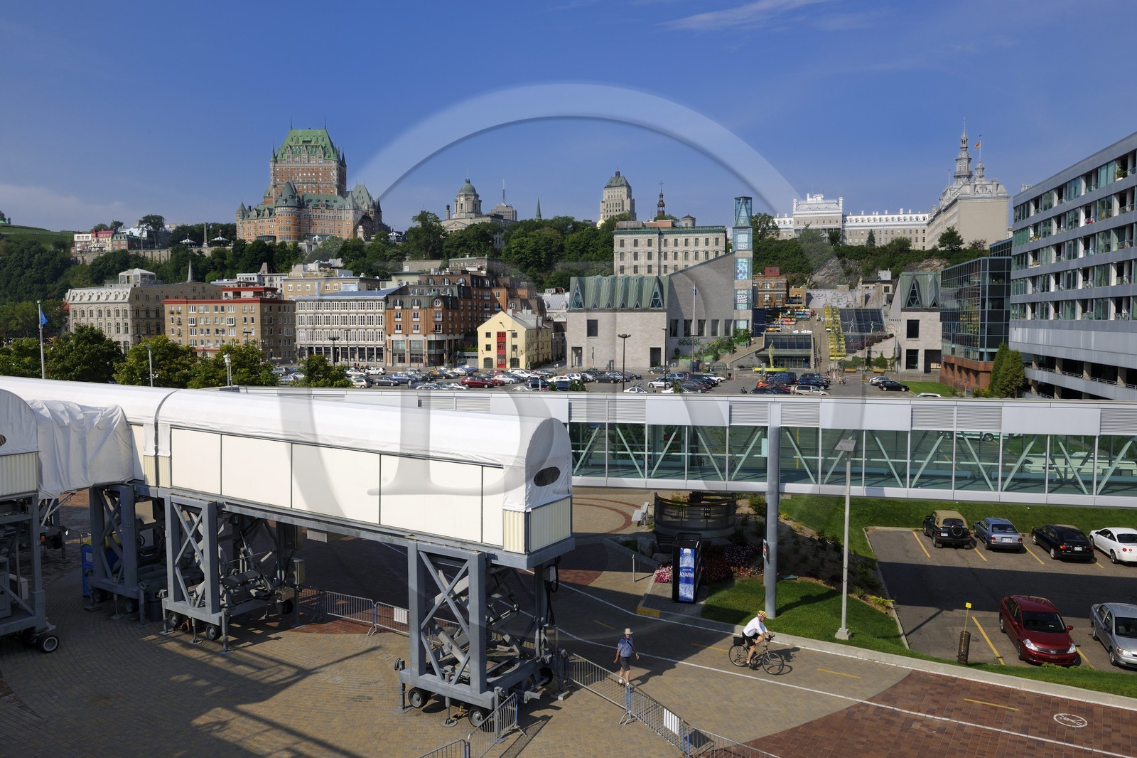 Canada, province de Québec, ville de Québec, Vieux-Québec classé Patrimoine Mondial de l' UNESCO, château Frontenac depuis le port sur le fleuve Saint-Laurent