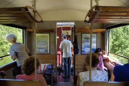 France, Alpes-de-Haute-Provence (04), entre Annot et Saint-Benoit, à bord d'une voiture voyageur du Train des Pignes