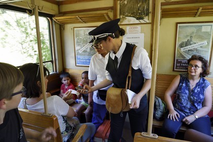 France, Alpes-de-Haute-Provence (04), entre Annot et Saint-Benoit, Lucile Isnard controle les billets à bord d'une voiture voyageur du Train des Pignes