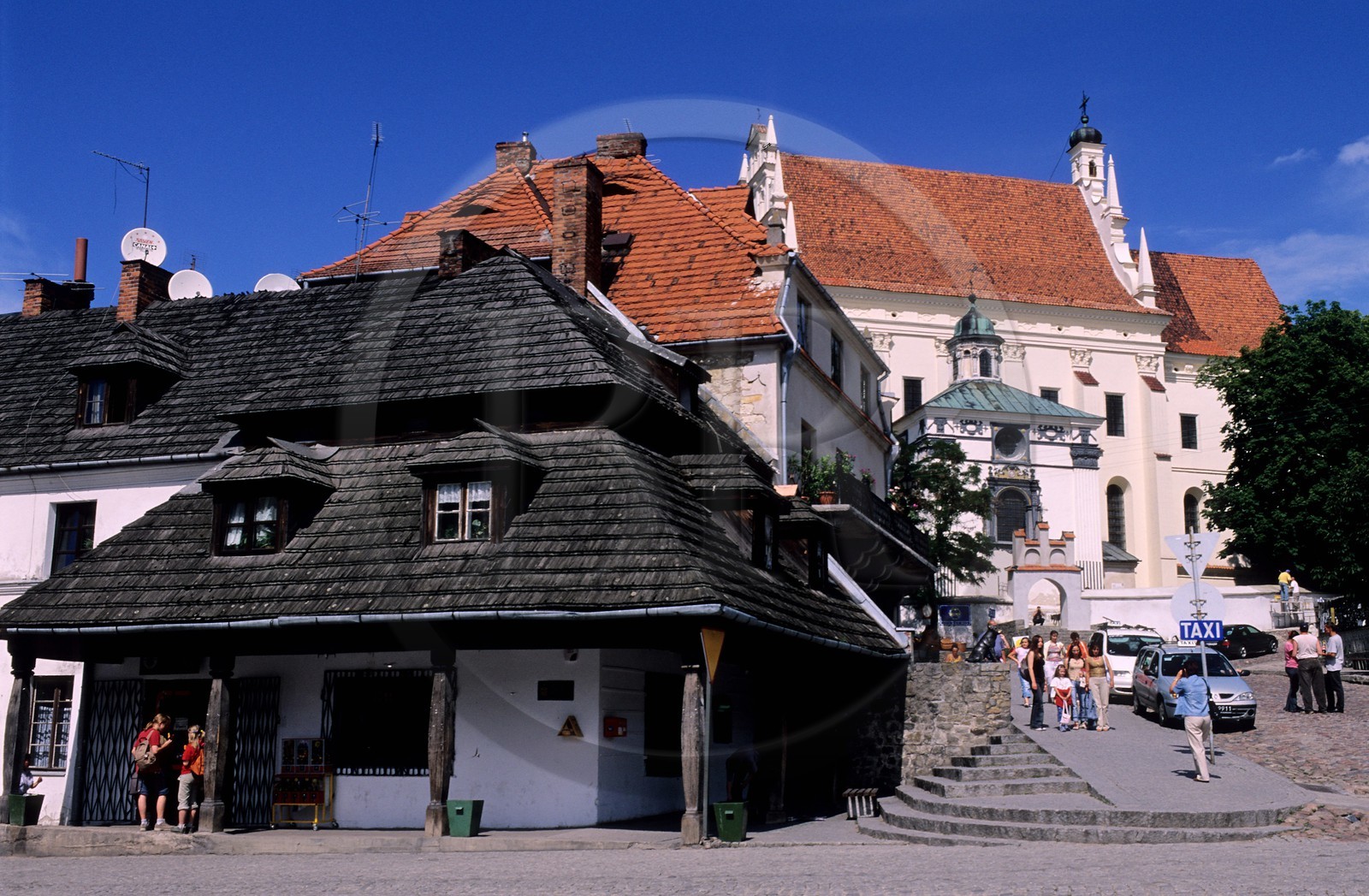 Pologne, région de Lublin, ville de Kazimierz Dolny, église paroissiale en bordure de la place du marché