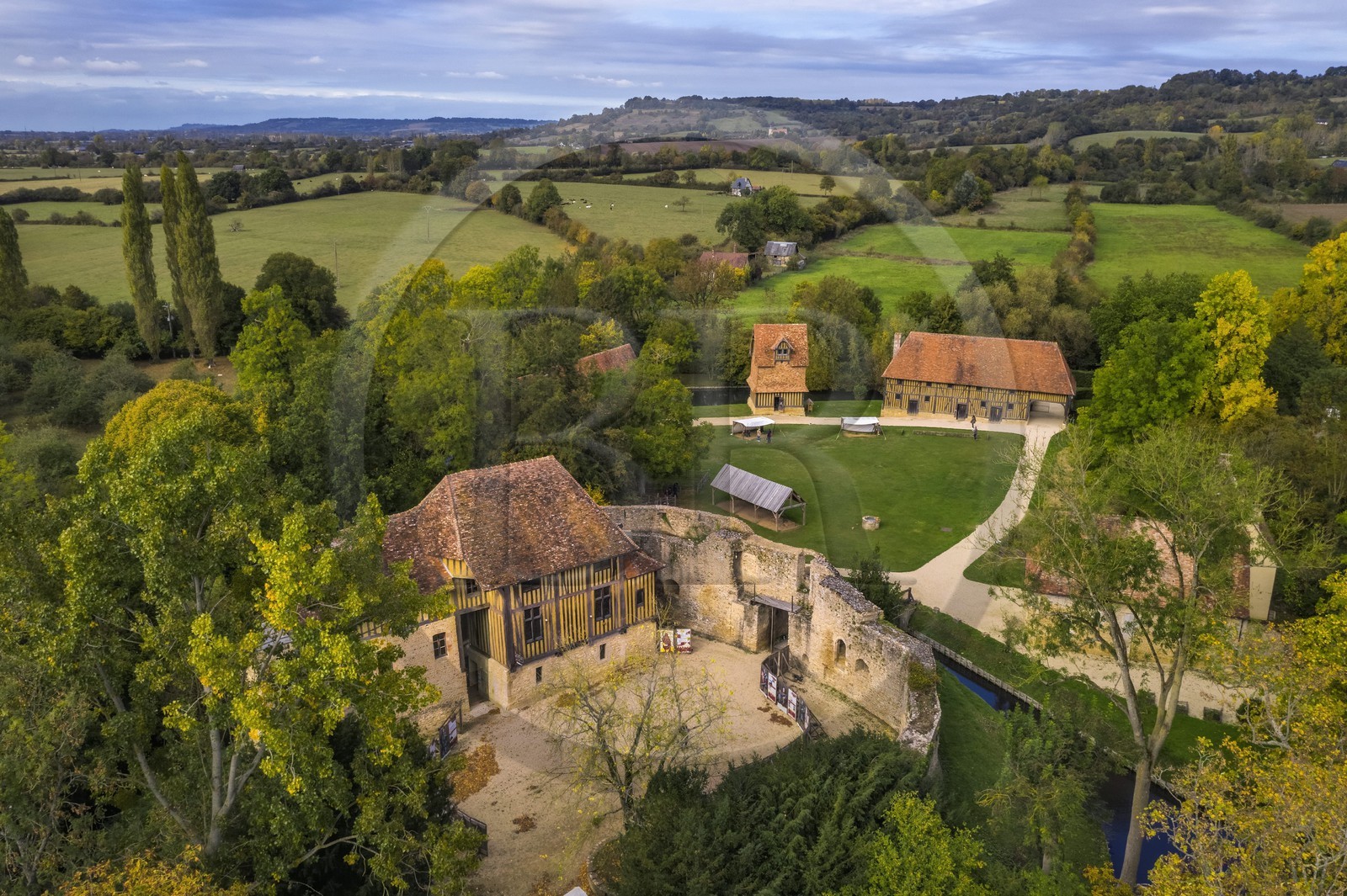 France, Calvados (14), Pays d'Auge, chateau de Crèvecœur-en-Auge et son donjon, Fondation Musée Schlumberger (vue aérienne)