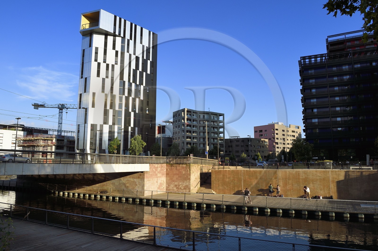 France, Bas-Rhin (67), Strasbourg, amenagement du port du Rhin et reconversion du mole du Bassin d'Austerlitz, écoquartier Danube, la tour Elithis et cour de danse sur les bords du bassin d'Austerlitz