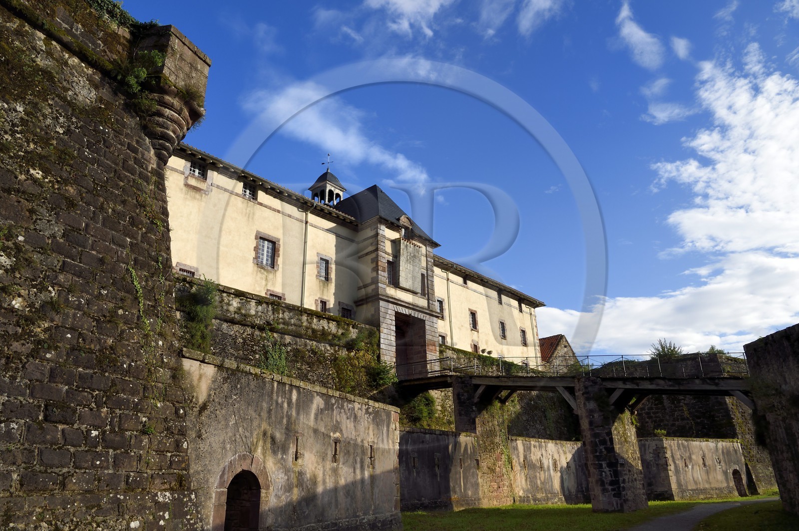 France, Pyrénées-Atlantiques (64), Pays-Basque, Saint-Jean-Pied-de-Port, la citadelle consolidée par Vauban au sommet de la colline de Mendiguren