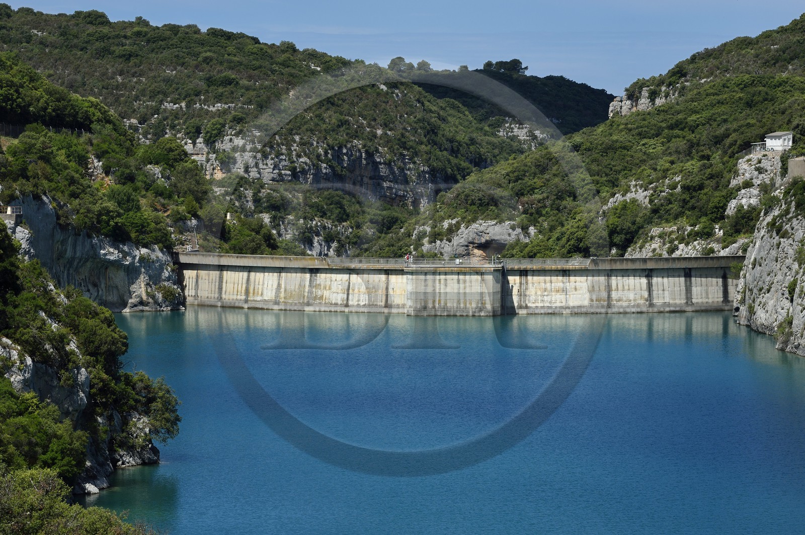 France, Alpes-de-Haute-Provence (04), Parc Naturel Régional du Verdon, barrage de Sainte Croix vers Sainte-Croix-de-Verdon