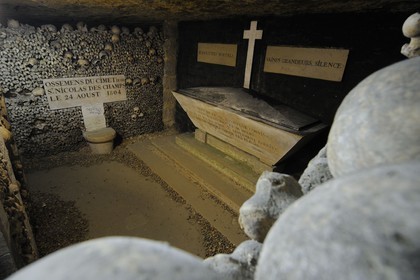 France, Paris (75), les catacombes, tombeau de Gilbert (commémoratif)