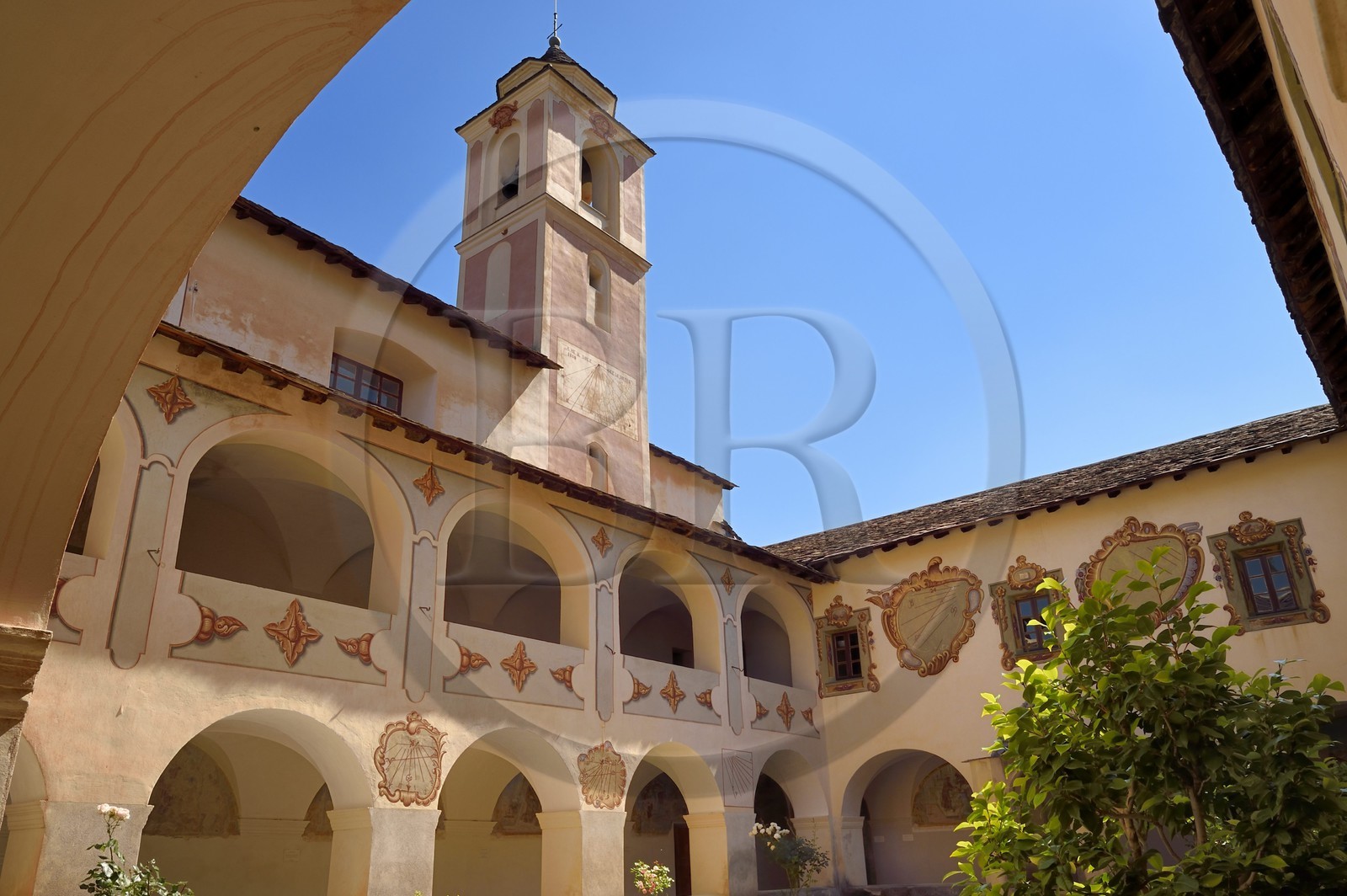 France, Alpes-Maritimes (06), vallée de la Roya (arrière-pays niçois), au pied du parc national du Mercantour, Saorge, le cloître du monastère de Saorge (Centre des monuments nationaux) ancien Couvent Franciscain Notre-Dame-des-Miracles