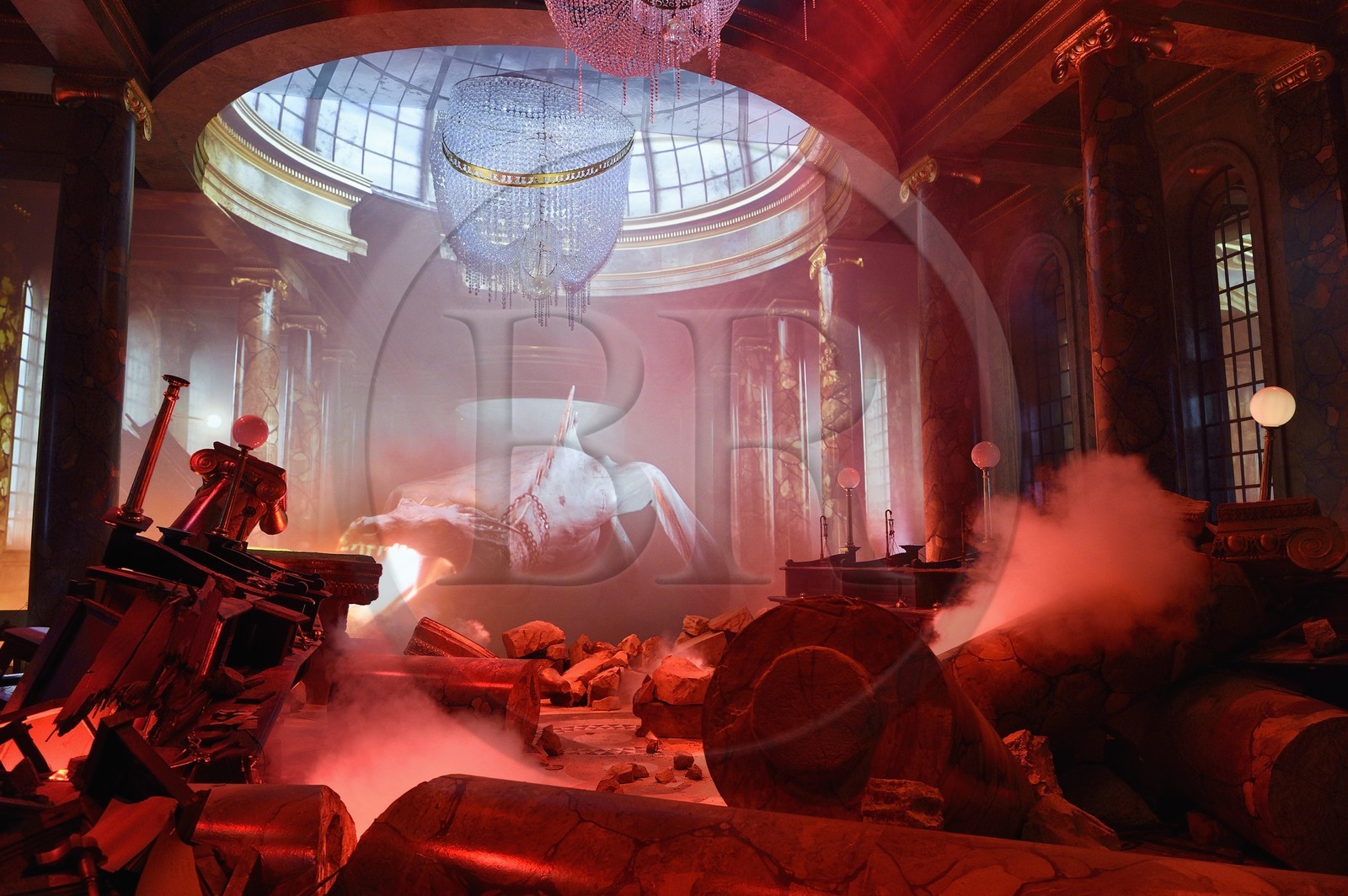 Royaume-Uni, Hertfordshire, Leavesden, Leavesden Film Studios, Harry Potter Studio Tour London, les coulisses du tournage des 8 films de Harry Potter, le dragon Pansedefer ukrainien cracheur de feu dans les ruines de Gringotts, la banque des sorciers