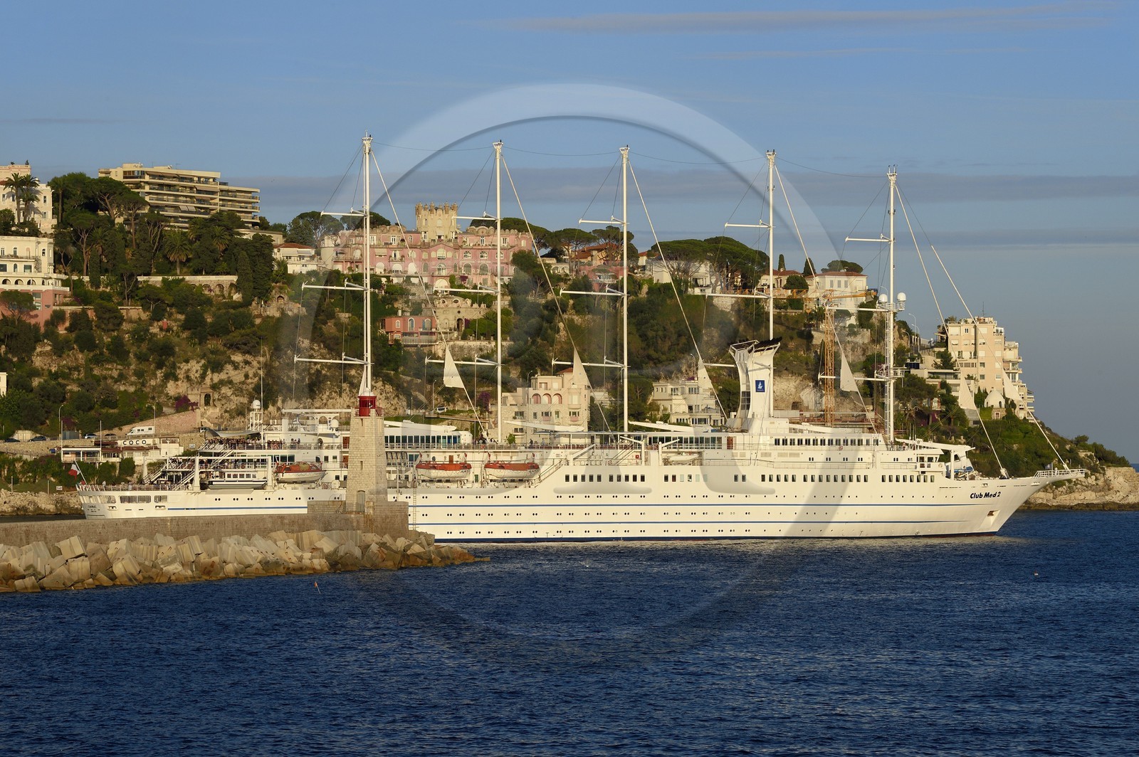 France, Alpes-Maritimes (06), Nice, la Baie des Anges, l'entrée du port et le quartier du Mont Boron en arrière plan, le voilier Club-Méditerranée 2