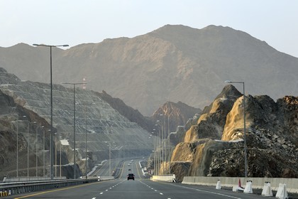 Sultanat d'Oman, gouvernorat d'Ad-Dakhiliyah, travaux d'aménagement colossaux à travers la montagne pour le passage de l'autoroute 15