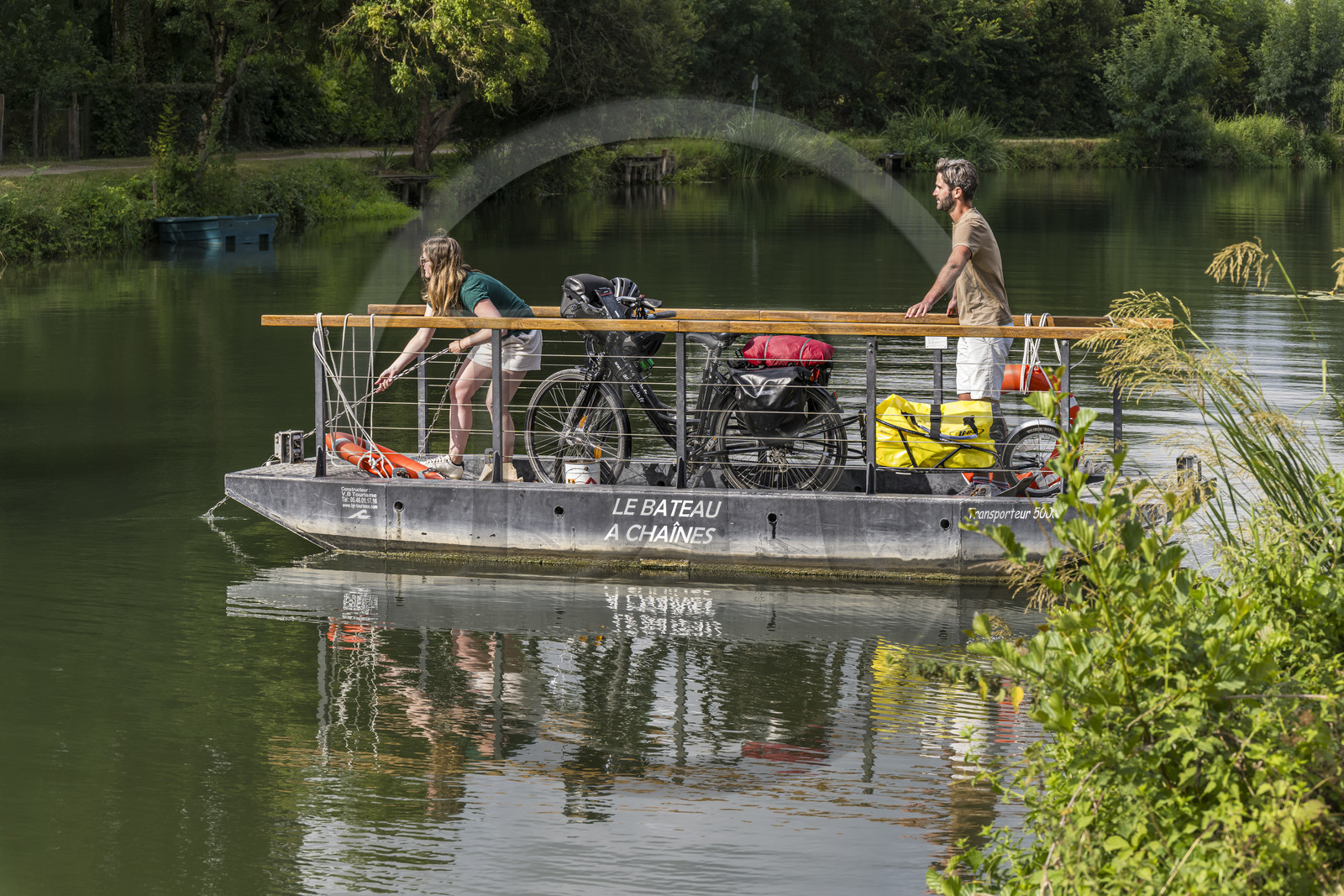 France, Deux-Sèvres (79), le Marais Poitevin, la Venise Verte, Magné, randonnée à bicyclette, passage de la Sèvre Niortaise à sur un des bateaux à chaines en libre accès