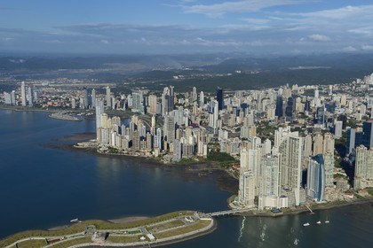 Panama, Panama City, le front de mer et ses gratte-ciels, la pointe Colon et la Trump tower à droite, le Canal de Panama en arrière plan (vue aérienne)