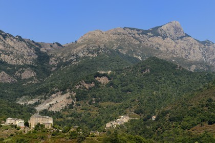 France, Haute-Corse (2B), Castagniccia, le village de Piedipartino et de Pie d'Orezza en second plan au pied du mont San Petrone