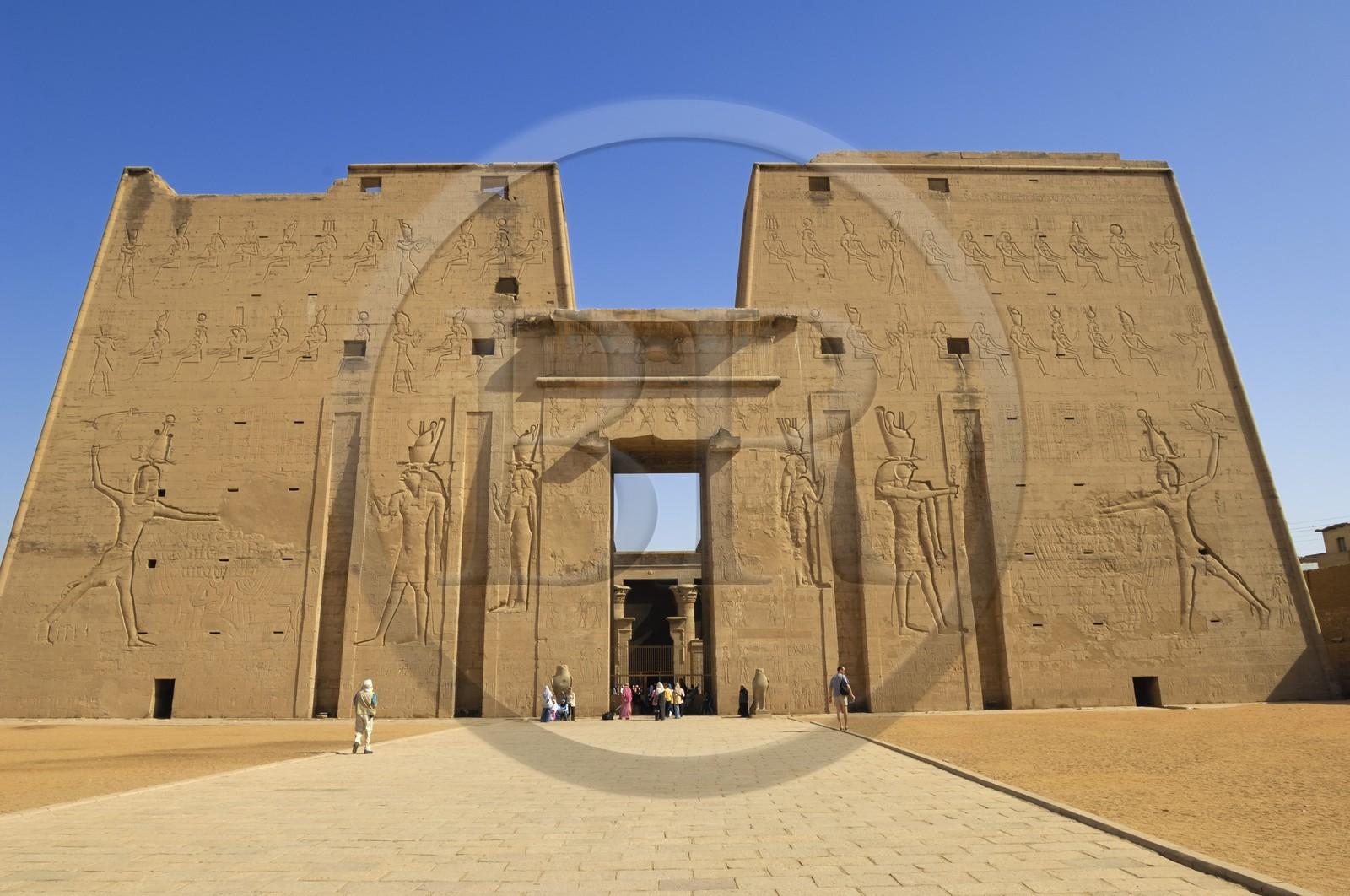 Egypte, Haute Egypte, vallée du Nil, Edfou, temple dédié au dieu Horus, le pylone d'entrée