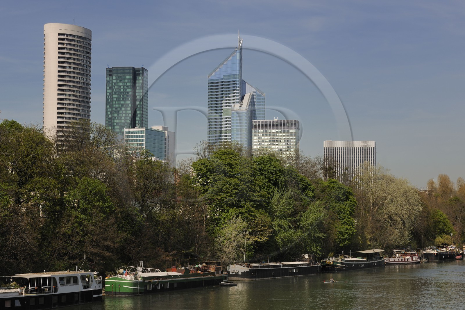 France, Hauts-de-Seine (92), Suresnes, les berges de la Seine et les tours de la Défense