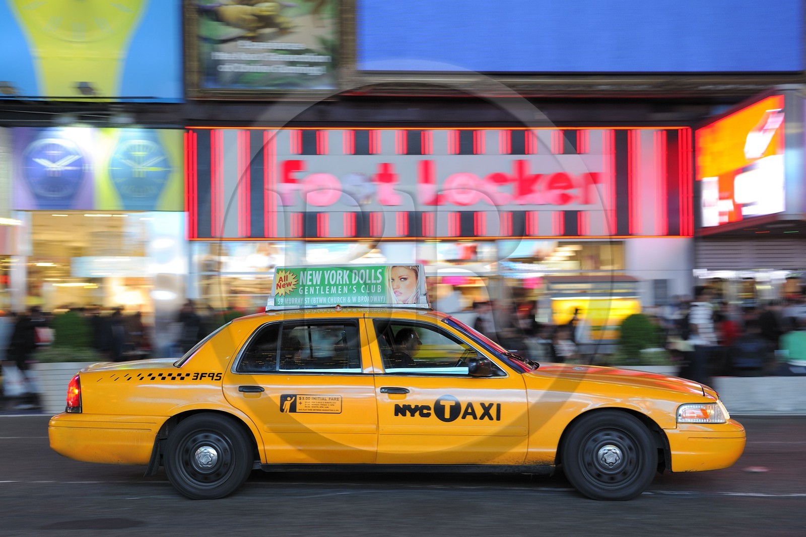 Etats-Unis, New York, Manhattan, Theater district sur Broadway, taxi jaune à Times Square