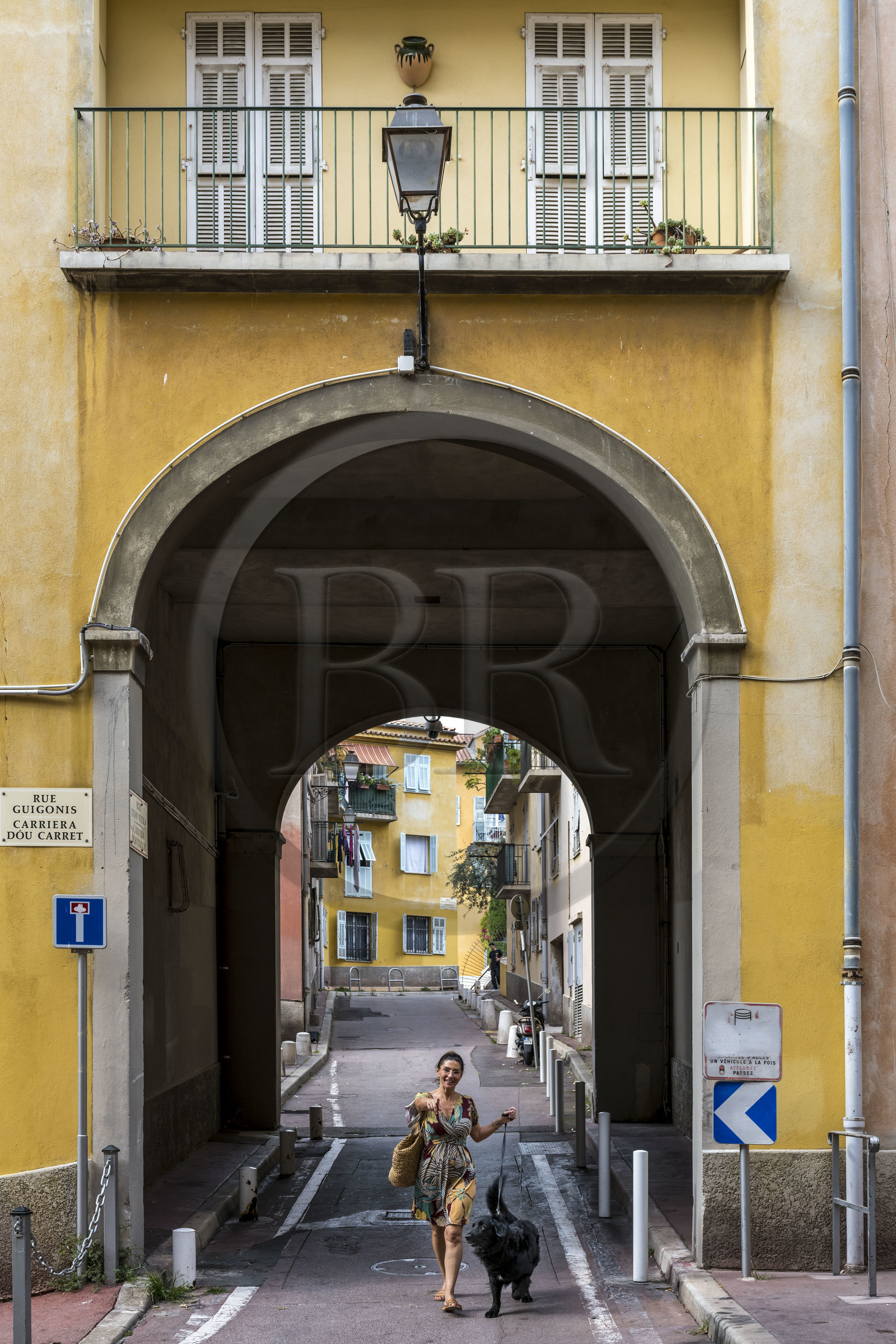 France, Alpes-Maritimes (06), Nice classée Patrimoine Mondial de l'UNESCO, le Vieux Nice, Virginie Acchiardo, chef du restaurant Chez Acchiardo, promène son chien dans la rue Guigonis