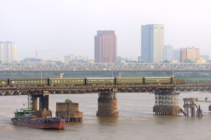 Vietnam, Hanoï, Pont Long Bien anciennement pont Paul Doumer qui enjambe le fleuve Rouge est reservé à la circulation des trains, des deux-roues et des rares piétons