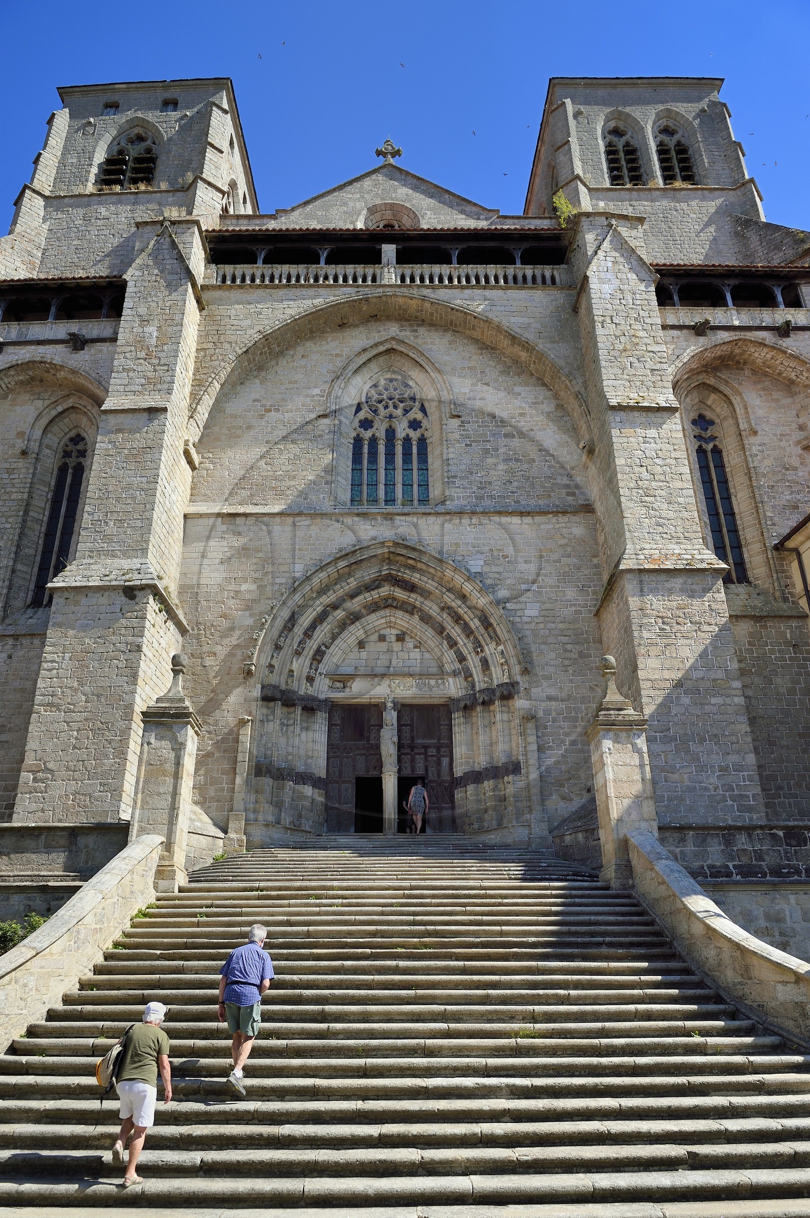 France, Haute-Loire (43), Parc naturel régional Livradois-Forez, abbaye de La Chaise-Dieu, la façade occidentale de l’église abbatiale Saint-Robert