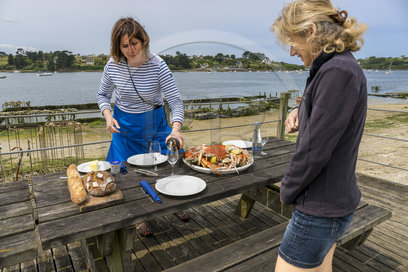 France, Finistère (29), Pays des Abers,  Lannilis, viviers et parc à huitres Prat-Ar-Coum, entreprise ostréicole de la famille d’Yvon Madec sur l'Aber Benoit, Caroline Madec propose un plateau de fruits de mer