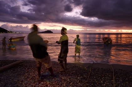 Caraïbes, Ile de la Dominique, baie de Soufrière, le village de Soufrière, pêche au filet en bordure de plage à la tombée de la nuit