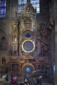 France, Bas-Rhin (67), Strasbourg, vieille ville classée au Patrimoine Mondial de l'UNESCO, la cathédrale Notre-Dame, bras sud du transept, l'horloge astronomique